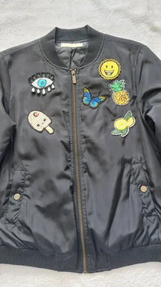 Chaqueta bomber negra con parches
