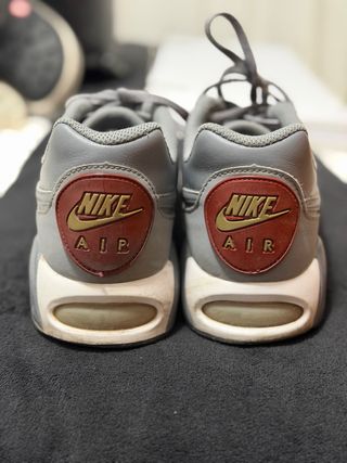 Zapatillas Nike Air Max grises y rojas