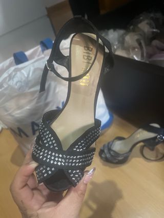 Zapatos de tacón negros con pedrería