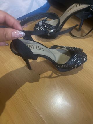 Zapatos de tacón negros con pedrería