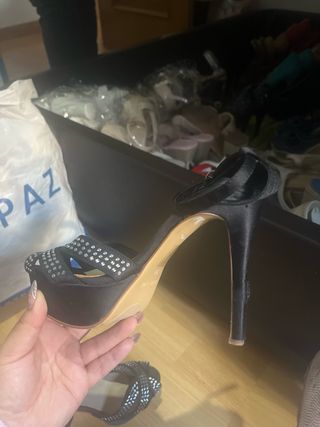 Zapatos de tacón negros con pedrería