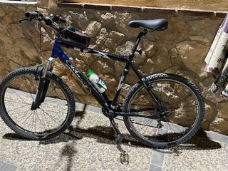 Bicicleta de Montaña Negra y Azul