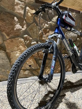 Bicicleta de Montaña Negra y Azul