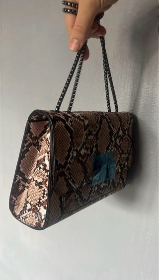 Bolso estilo python con cierre metálico