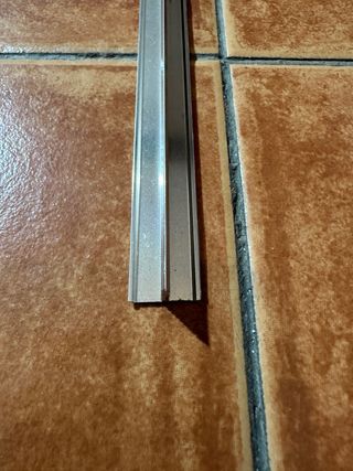 Guía de suelo metálica