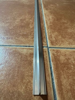 Guía de suelo metálica