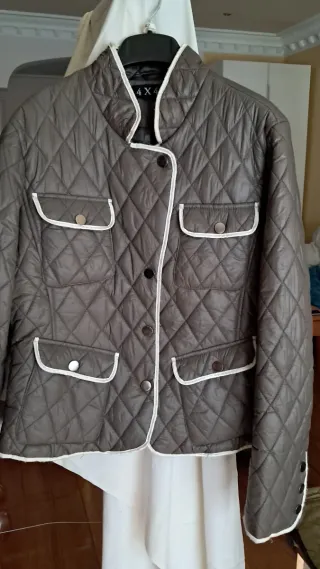 Chaqueta acolchada gris con ribete