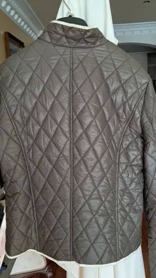 Chaqueta acolchada gris con ribete