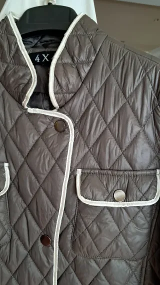 Chaqueta acolchada gris con ribete