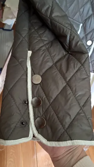 Chaqueta acolchada gris con ribete