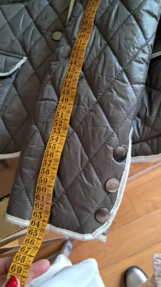 Chaqueta acolchada gris con ribete