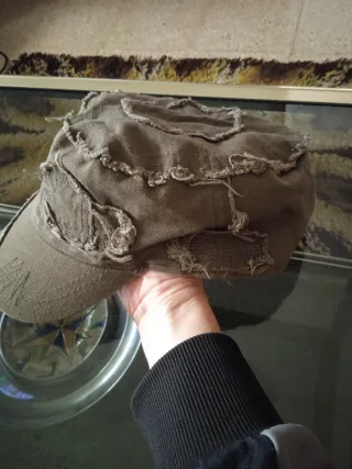 Gorra verde militar desgastada