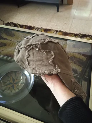 Gorra verde militar desgastada