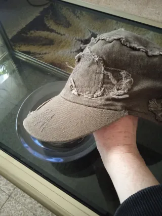 Gorra verde militar desgastada