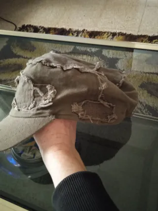 Gorra verde militar desgastada