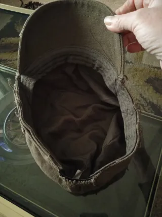 Gorra verde militar desgastada