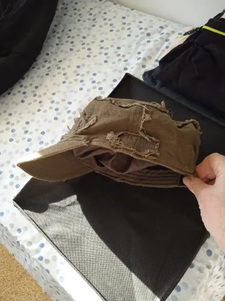 Gorra verde militar desgastada