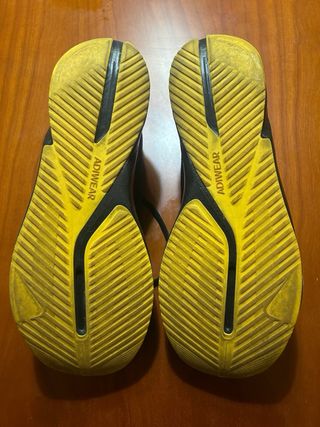 Zapatillas Adidas Negras y Amarillas