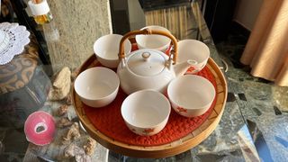 Juego de té de cerámica con detalles florales