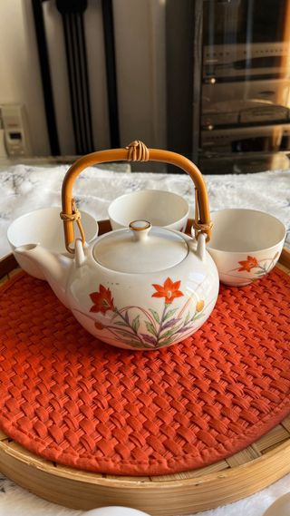 Juego de té de cerámica con detalles florales