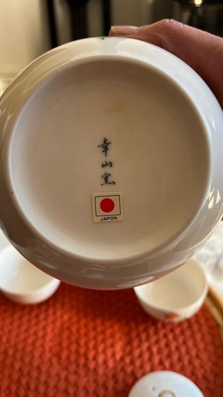 Juego de té de cerámica con detalles florales