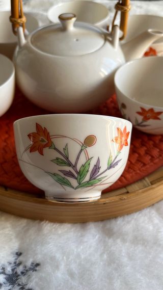 Juego de té de cerámica con detalles florales
