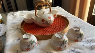 Juego de té de cerámica con detalles florales