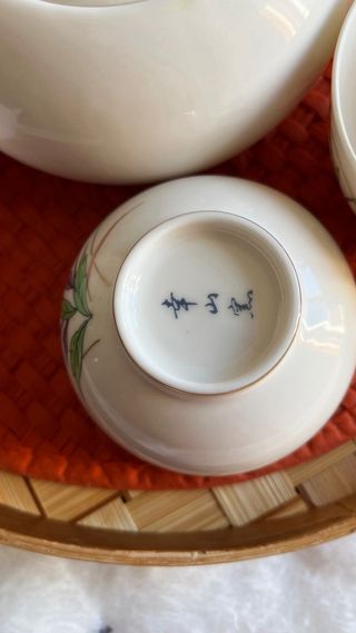 Juego de té de cerámica con detalles florales