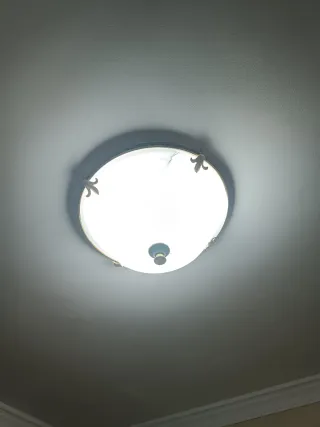 Lampada da soffitto dorata e specchio a figura intera