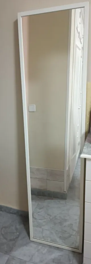 Lampada da soffitto dorata e specchio a figura intera