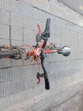 Bicicleta infantil roja