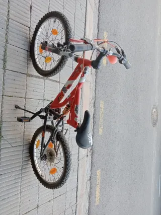 Bicicleta infantil roja