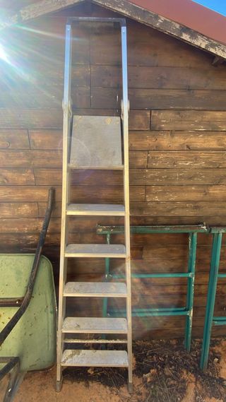 Escalera, borriqueta y carretilla