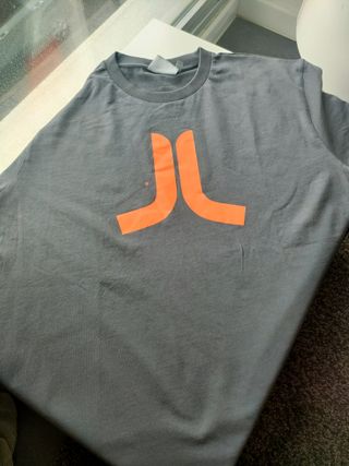 Camiseta Wesc gris logo naranja