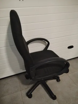 Silla de oficina negra