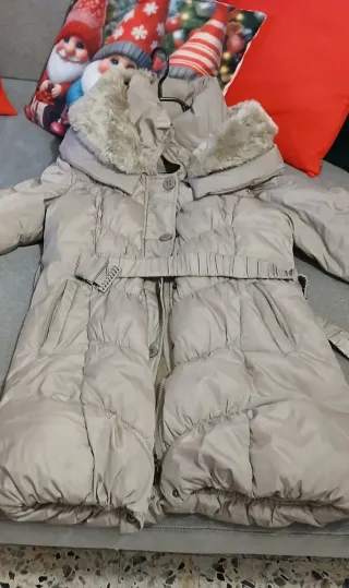 Abrigo largo beige con cinturón