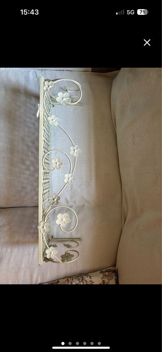 Scaffale in ferro battuto con fiori