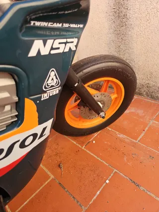Moto niño Repsol Honda NSR antigua. No se si funci