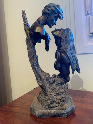 Figura decorativa pareja bronce