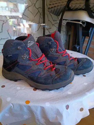 Botas de montaña McKinley grises y rojas