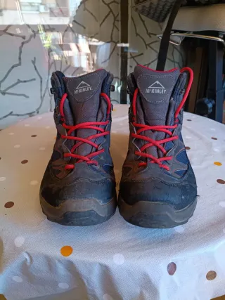 Botas de montaña McKinley grises y rojas
