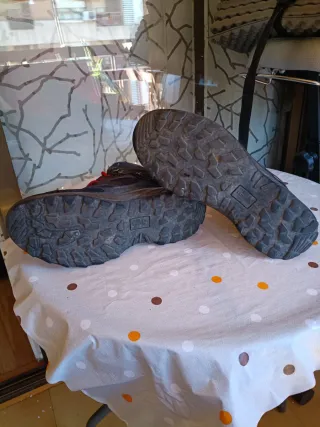 Botas de montaña McKinley grises y rojas