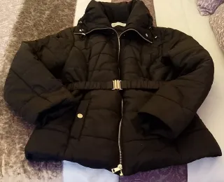 Cazadora corta acolchada negra