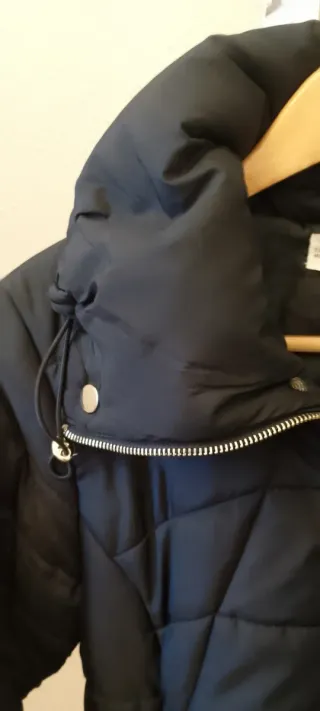 Cazadora corta acolchada negra