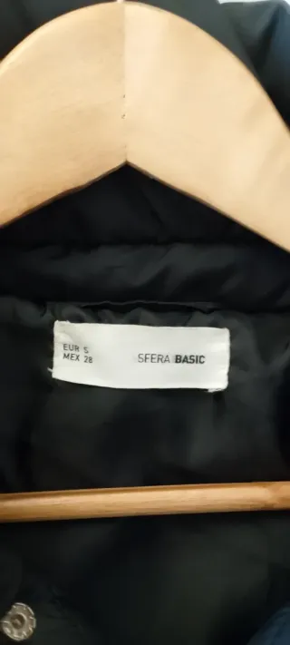 Cazadora corta acolchada negra