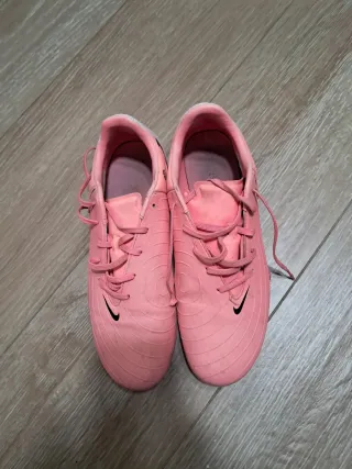 Zapatillas de fútbol Nike rosas y blancas