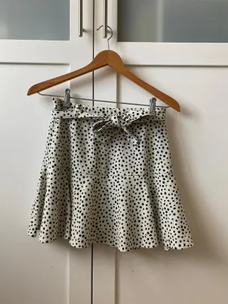 Falda pantalón blanca con topitos y lazo