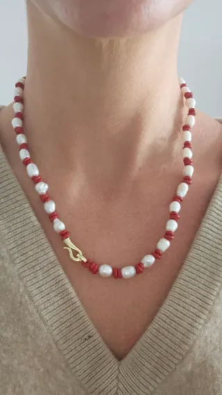 Collar de perlas y cuero