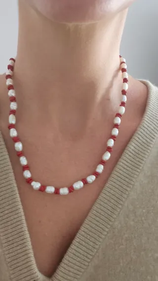 Collar de perlas y cuero