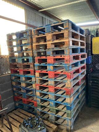 Palets de madera europeos pintados en rojo y azul